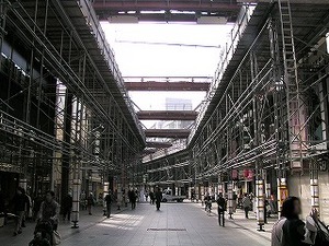 天井の渡り通路が撤去され始めた。
