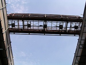 天井の渡り通路が撤去され始めた。