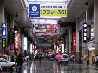 屋根が無いアーケード、本日は雨