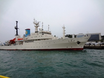 巌流島へと遊覧船渡り