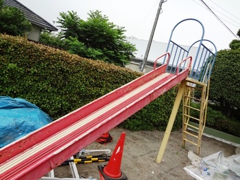 滑り台を塗らせて・・・・