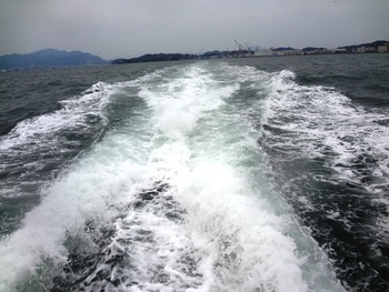 巌流島へと遊覧船渡り