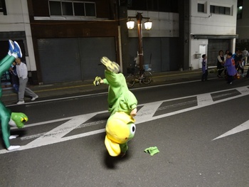 鯉料理を喰らい祭りへ