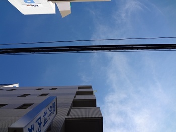 原爆ドームと爆心地の空