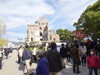 原爆ドームと爆心地の空