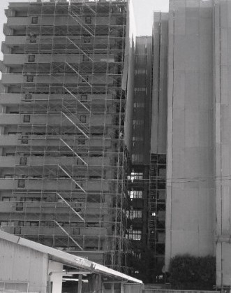 マンション仮設足場もうすぐ完成