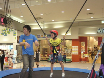 飛んだ子供達(逆バンジー)
