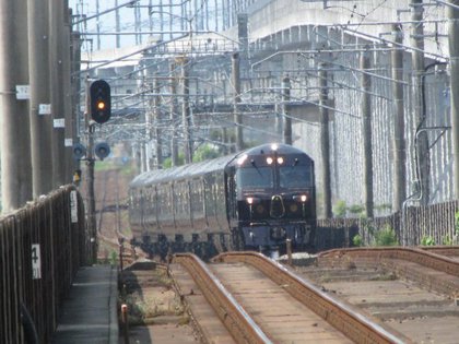 金曜日の西熊本駅・ななつ星とSL人吉