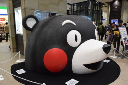 熊本の老舗模型店:巨大なくまモンがくまモン駅に！