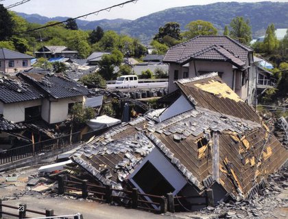 緊急出版・熊本地震写真集を買う 緊急出版・熊本地震写真集を買う