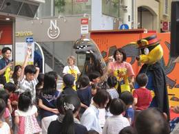 ☆上通商店街プレゼンツ☆　超大型絵本おはなし会、大盛況！