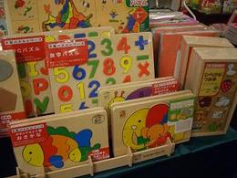 クリスマスフェア開催中&木のおもちゃ入荷しました。