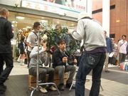 羽鳥キャスターです。双眼鏡を使って「あの言葉を・・？」