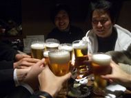 中央奥の女性が吉村さん。美人です。 右はペイントくん。