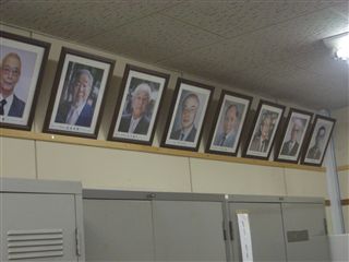商栄会の事務所内には、歴代の上通商栄会会長の写真が並びます。 きっとブログへの取組を見て、頼もしく感じて頂けたのではないでしょうか。
