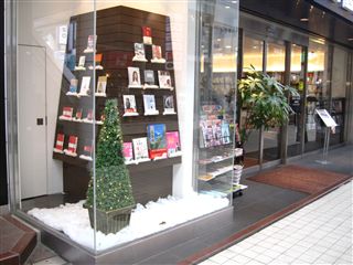 ディスプレーにはクリスマスツリーと雪が・・・・