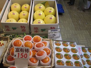 見てください、おいしそうな柿! ちなみに私は右のデコポンゼリーを購入。