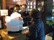 ライブ中にガスヒーターが売れていました。この売り上げももちろん募金に。