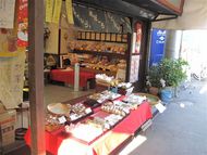 おいしそうなお菓子を販売しているお店。
