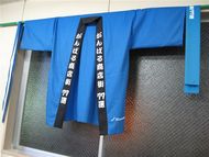 商栄会事務所の壁に掛けられた「がんばる商店街」の名入れ法被です。