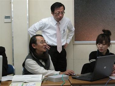 ワッターマンさん(左)・W.M.Oさん(中央)と美容室NYMPHさん(右)。どしどし質問され、理解を深めておられました!