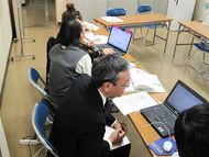 熱心にノートを取る、同仁堂のnikonikoさん(手前)。