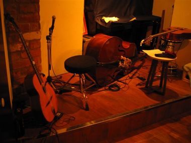 LIVE CAFE BRIC a BRACさんのステージ。演奏者と聴衆が身近に感じられる良いお店です。