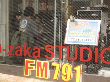 左端の知的な女性がまゆさん。