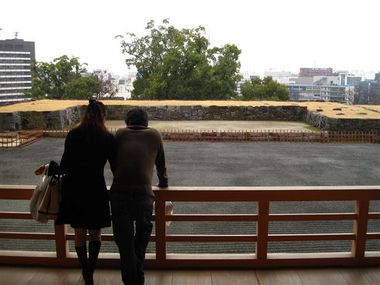 縁側見た庭園。静かな眺めに心が落ち着きます。