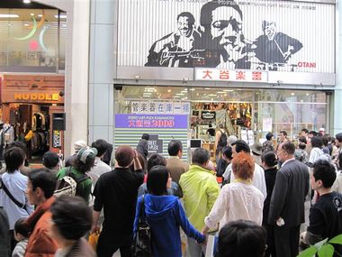 長崎書店前にも特設ステージ。ものすごい盛り上がり！！