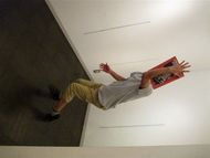 本を使ったダイナミックな動き。