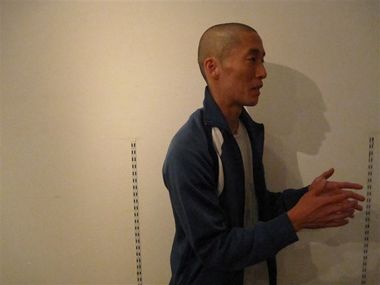 自分の意図をお客に説明する竹之下氏。終始和やかな雰囲気でした。