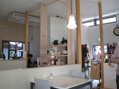 すっきりと心地よい雰囲気の店内。