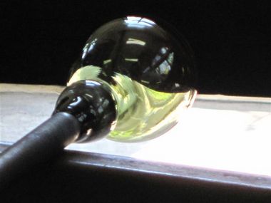 管に息を吹き込んでガラスをふくらませ・・・