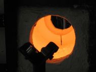 溶けたガラスが入った炉は、何と1130℃!熱い!