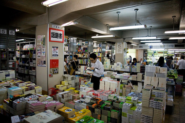 福岡の取次会社にて。このように直接取次さんへ出向いて商品調達することもあります。