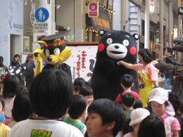 ☆上通商店街プレゼンツ☆　超大型絵本おはなし会、大盛況！