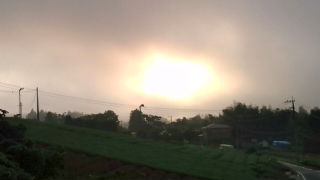 朝日が雲間から……