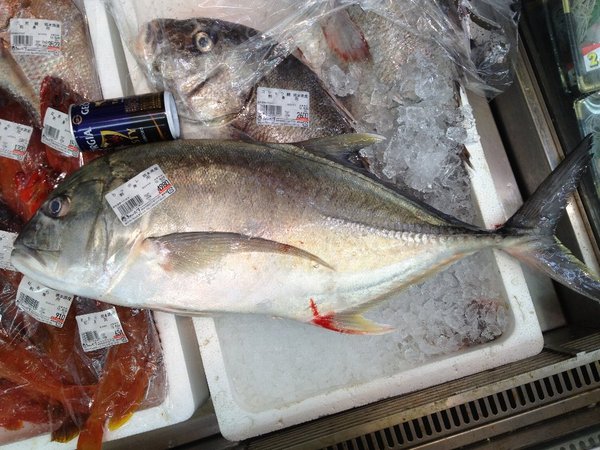 鮮魚売り場は、花盛り?