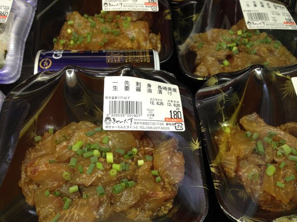 鮮魚売り場は、花盛り?