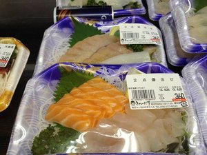 鮮魚売り場は、花盛り?