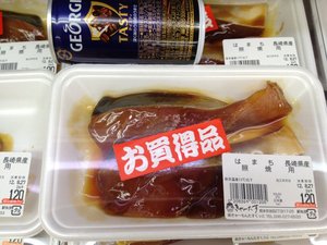 鮮魚売り場は、花盛り?