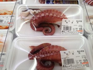 鮮魚売り場は、花盛り?