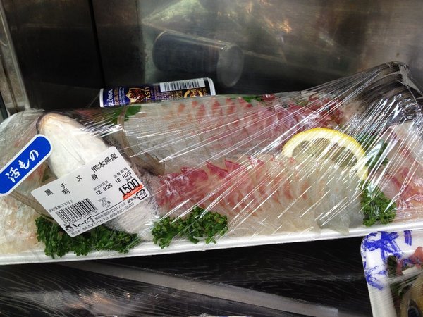 鮮魚売り場は、花盛り?