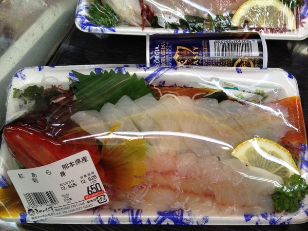 鮮魚売り場は、花盛り?