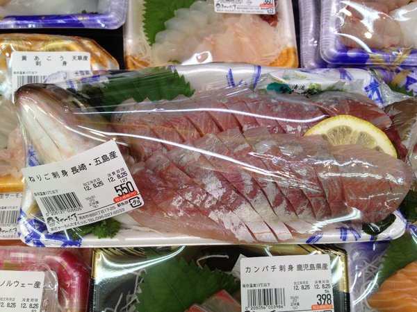 鮮魚売り場は、花盛り?