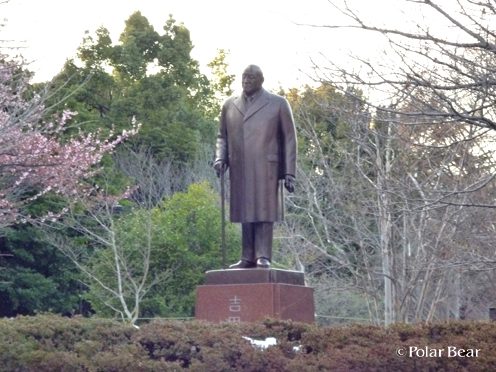 雪の後の九段下・北の丸公園・吉田茂銅像です（＾＾*