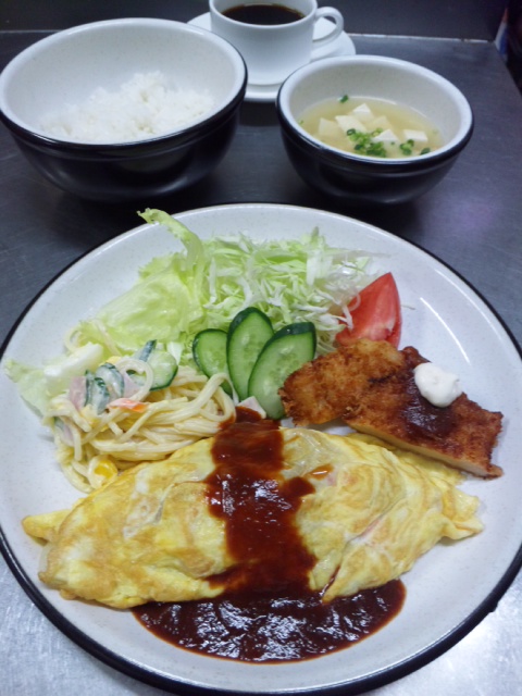 オムレツとスパサラ＆チキンカツランチ８２０円