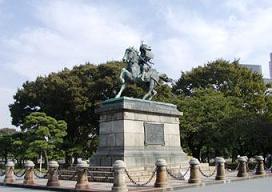 皇居外苑の楠公の銅像です