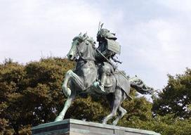 皇居外苑の楠公の銅像です